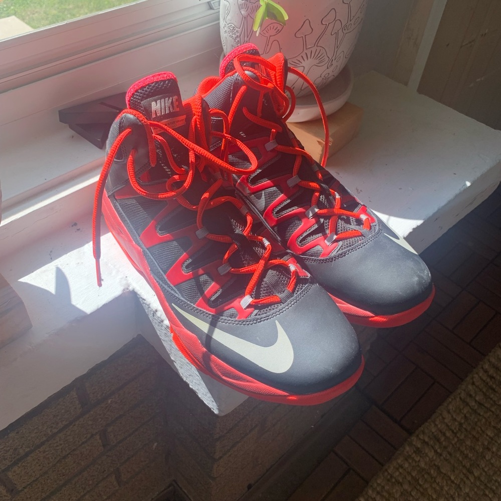 Men’s Nike basketball shoes sz 10.5- black orange